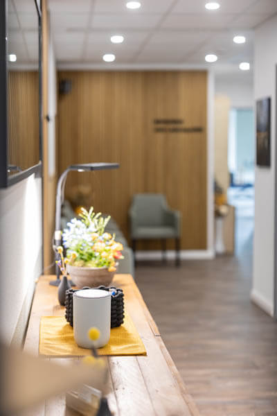 Praxis für Physiotherapie Seebeck & Burfeind GbR Praxis Flur mit Sideboard